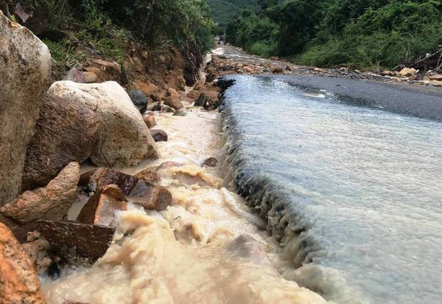Đường Phong Châu, xã Vĩnh Thái, TP Nha Trang cũng bị đá lở đổ xuống, dòng nước đục ngầu chảy ở rãnh thoát nước hai bên.