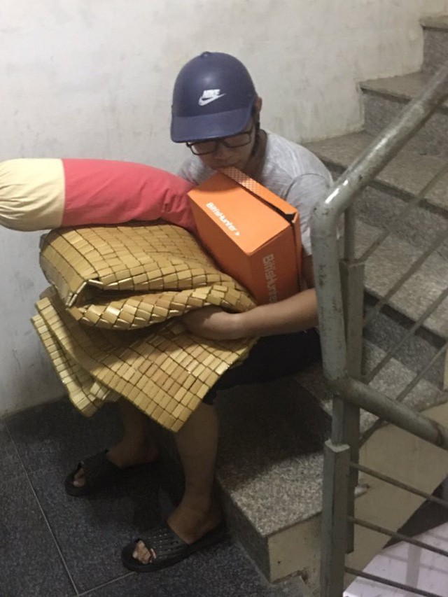 Tình cảnh đáng thương của người chồng khi nhậu về muộn, bị vợ phạt canh cửa. Nguồn: P.H.Q