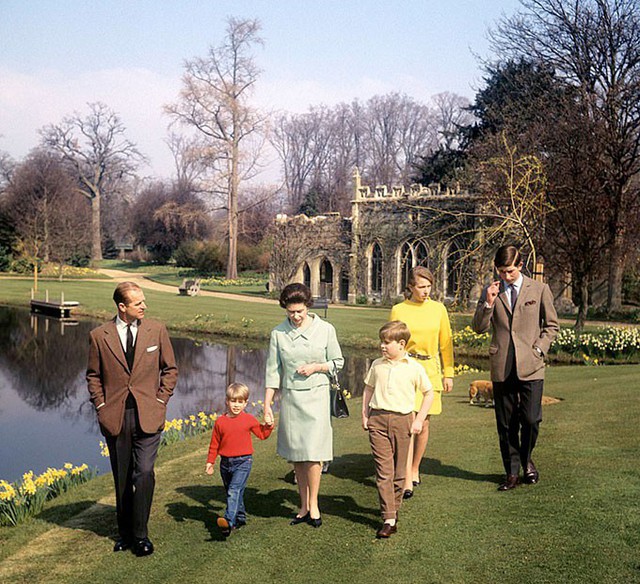 Hiện nó vẫn được Nữ hoàng và các thành viên khác sử dụng để tổ chức các sự kiện riêng tư lẫn chính thức. Trong ảnh là vợ chồng Nữ hoàng cùng bốn người con dạo chơi ở Frogmore từ những năm 1960.