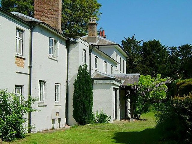 Trong khi Frogmore House mở cửa cho khách tham quan một tháng trong một năm thì Frogmore Cottage được treo biển Nhà riêng.