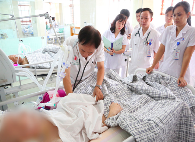 
GS.TS Nguyễn Văn Thông - Chủ tịch Hội đột quỵ Việt Nam cùng các BS Trung tâm Đột quỵ (BVĐK tỉnh Phú Thọ) thăm khám cho người bệnh.
