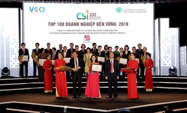 Bà Lê Thị Bình - Tổng giám đốc Công ty Dược phẩm Tâm Bình nhận danh hiệu Doanh nghiệp bền vững 2018