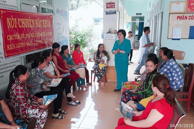 BS.CKI Nguyễn Thị Thanh Hồng (đứng) Giám đốc Trung tâm Y tế huyện Kiên Lương nói chuyện chuyên đề với phụ nữ tham gia Chiến dịch tại Trạm Y tế Xã Dương Hòa (Kiên Lương).