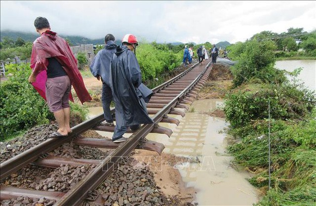 Do ảnh hưởng của bão số 9 , từ trưa 24/11 đến sáng 25/11, tuyến đường sắt Bắc - Nam qua khu vực Nam Trung Bộ bị chia cắt và hỏng nặng, không thể chạy tàu. Ảnh: TTXVN
