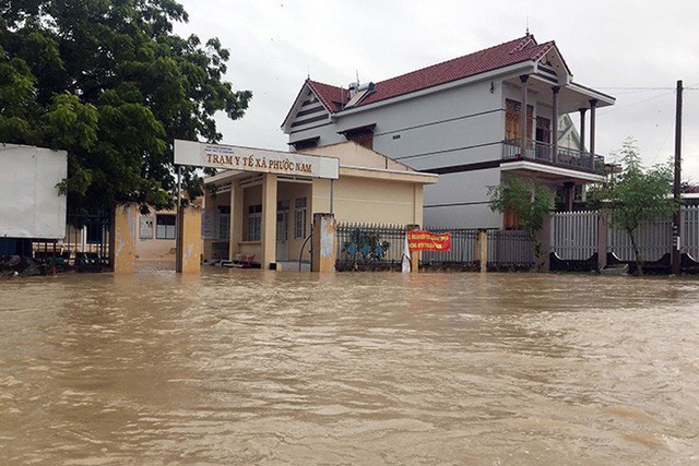 Nhiều nhà dân, trường học, công sở ở xã Phước Nam, huyện Thuận Nam, Ninh Thuận chìm trong biển nước. Ảnh: TTXVN