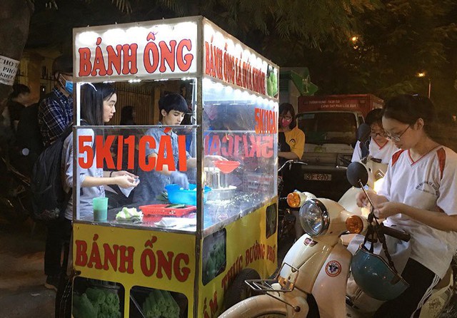Sinh viên, dân công sở khá thích thú với loại bánh này