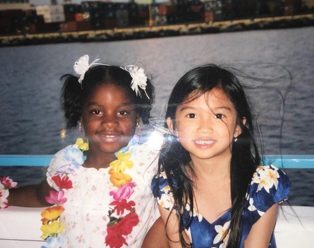 Brianna (tr&aacute;i) v&agrave; Heidi (phải) chụp c&ugrave;ng nhau tr&ecirc;n chuyến t&agrave;u du lịch c&aacute;ch đ&acirc;y 12 năm. Ảnh: Twitter.