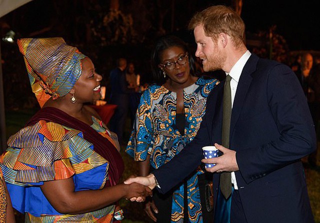 Công tước xứ Sussex vui vẻ trò chuyện với các vị khách trong lễ tiếp đón của cơ quan đại diện ngoại giao Zambia, tối 26/11. Ảnh: Tim Rooke.