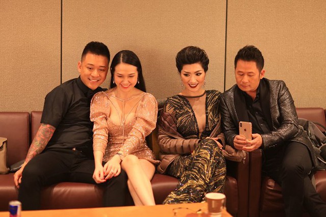 Tuấn Hưng cùng vợ vui vẻ gặp lại ca sĩ Nguyễn Hồng Nhung và đàn anh Bằng Kiều trong một show diễn.