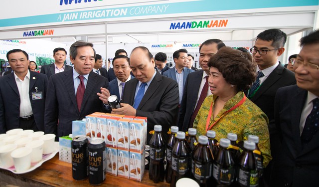 Thủ tướng Chính phủ Nguyễn Xuân Phúc tham quan gian hàng trưng bày sản phẩm của tập đoàn TH và rất quan tâm tới các dòng sản phẩm mới có nguyên liệu tự nhiên.