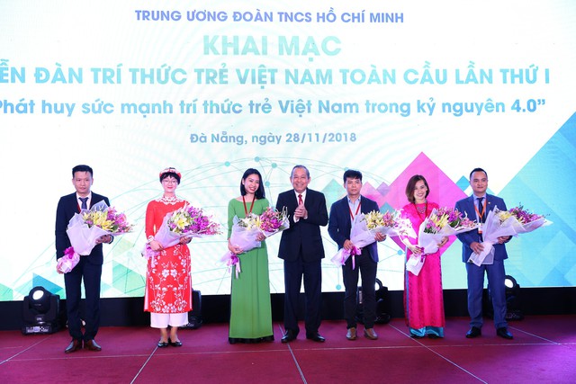
Phó Thủ tướng Thường trực Trương Hòa Bình và một số gương mặt trẻ tiêu biểu tại lễ khai mạc Diễn đàn Trí thức trẻ Việt Nam toàn cầu lần thứ nhất. Ảnh: TL
