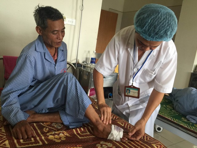 
Điều trị cho bệnh nhân biến chứng bàn chân tại Bệnh viện Nội tiết Trung ương. Ảnh: Q.An
