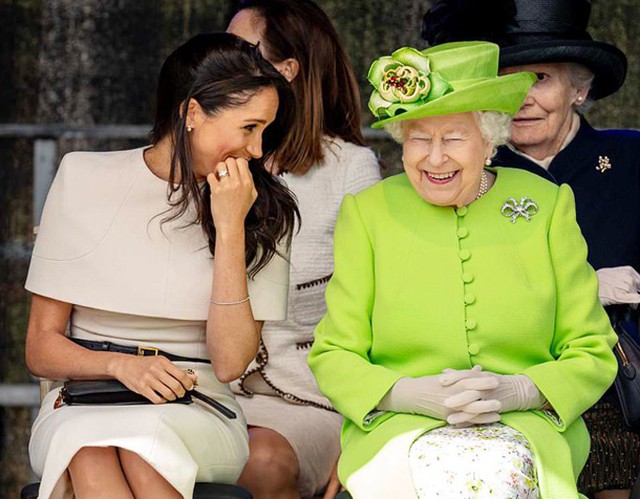 Meghan cười nói vui vẻ với Nữ hoàng trong chuyến thăm hat Cheshire, miền bắc nước Anh, hồi tháng 6. Ảnh: PA.