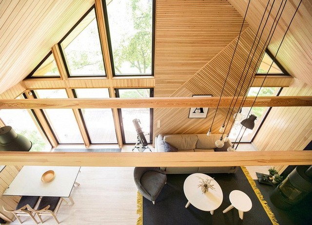 
Toàn thể các khung chính của ngôi nhà đều được làm từ gỗ. Như mái, tường bao, cột chống. Vì sự đồng đều về chất liệu nên bạn dễ dàng tìm thấy sự nhất quán, tính thống nhất cao và đồng điệu trong không gian.
