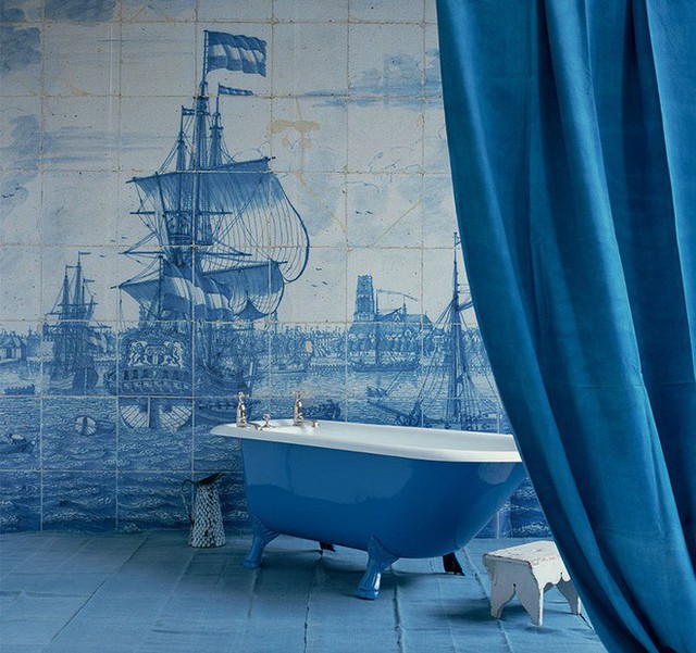 
Giữa căn phòng tắm đồng màu xanh dương, mẫu bồn tắm vẫn trông thật nổi bật nhờ lớp sơn bóng bên ngoài.
