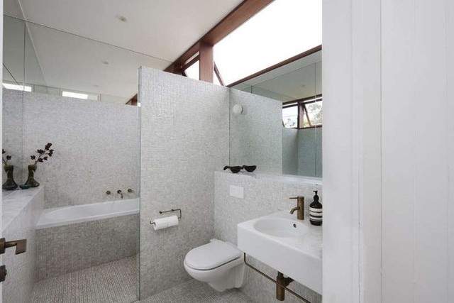 
Phòng tắm được thiết kế ấn tượng với gam màu ghi xám đẹp hiện đại và rộng thoáng. Với cách phân chia khu vực chức năng hợp lý, phòng tắm luôn mang lại sự thoải mái và dễ chịu cho người sử dụng.
