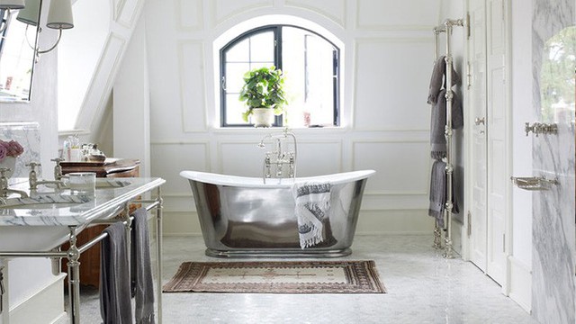 
Mẫu bồn tắm phủ ánh bạc mang đến vẻ đẹp sang trọng, đầy đẳng cấp cho căn phòng tắm.
