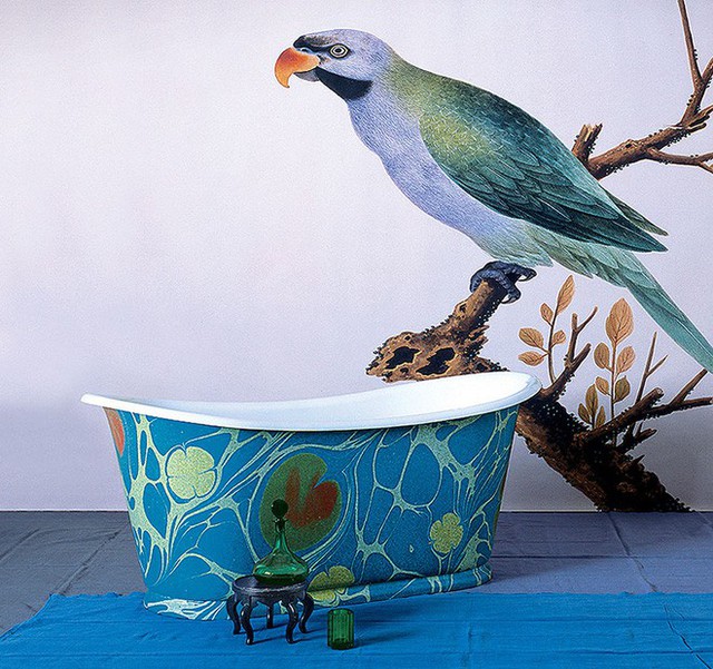 
Căn phòng tắm đầy ấn tượng với mẫu bồn tắm đầy màu sắc, bức tường vẽ tranh đậm chất nghệ thuật.

