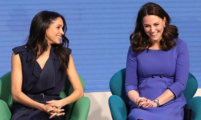 Kate và Meghan vui vẻ trò chuyện trong sự kiện chung đầu tiên của họ hồi tháng 2. Ảnh: Hello Magazine.