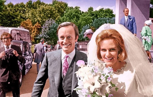 Camilla làm đám cưới với Andrew Parker Bowles năm 1974. Ảnh: UK Press.