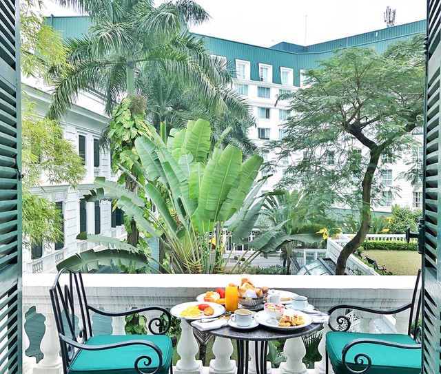 La Terrasse du Metropole Cafe sở hữu không gian mở, sang trọng, lối kiến trúc Pháp cổ điển. Quán có thực đơn bao gồm các món a la carte hoặc những set bánh cho 2 người ăn. Mỗi set gồm khay 3 tầng với các loại bánh ngọt, bánh kẹp mặn, hoa quả tươi, trà các vị. Ảnh: Nofoodphobia, Trinhrinn.