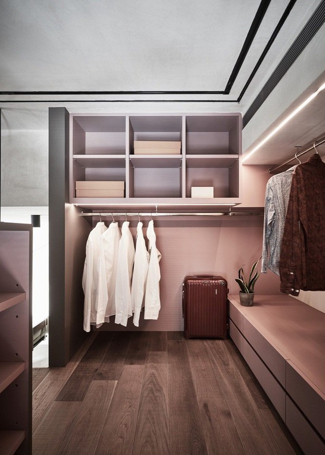 
Lưu trữ ẩn kết hợp với ánh sáng là chìa khóa trong việc tạo cho phòng thay đồ một diện mạo sạch sẽ và hiện đại.
