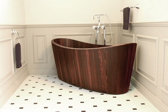 
Căn phòng tắm nhỏ hẹp trông bắt mắt hơn nhiều với sự xuất hiện của mẫu bồn tắm gỗ tự nhiên chắc chắn.

