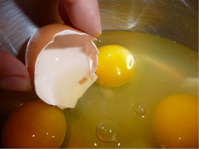 8. Lấy vụn vỏ trứng: Khi đập trứng sẽ có những mảnh vụn của vỏ trứng rơi vào, bạn chỉ cần sử dụng nửa quả trứng khều nhẹ lấy chúng ra dễ dàng.