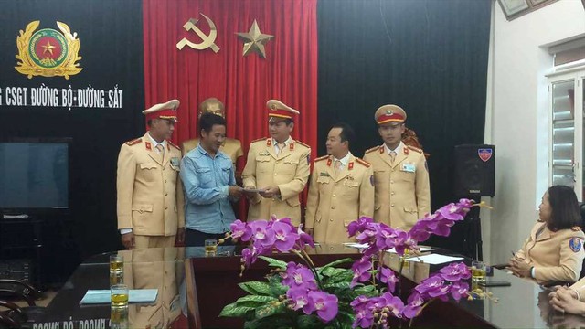 CSGT công an tỉnh Thanh Hóa tiến hành trả lại 30 triệu đồng cùng nhiều giấy tờ cho anh Hiếu