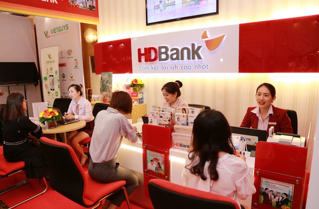 
Khách hàng trải nghiệm dịch vụ của HDBank tại sự kiện

