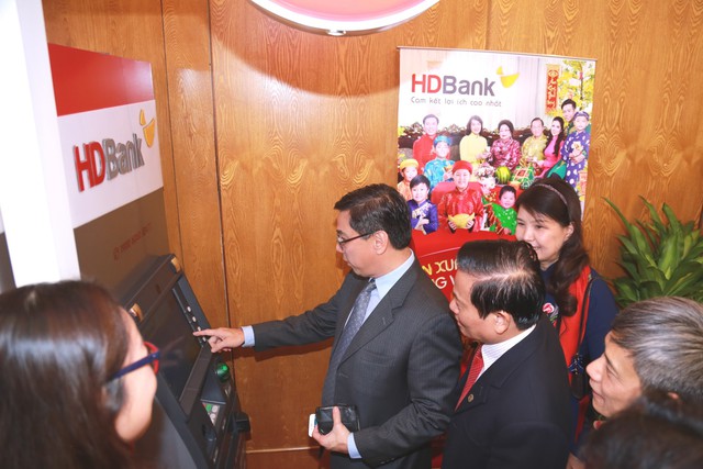 
Khách hàng trải nghiệm dịch vụ “Ngân hàng di động” – rút tiền ở ATM của HDBank tại sự kiện
