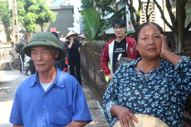 
Bà Dìu cùng chồng lo lắng trong quá trình cháu ngoại bị đối tượng Hậu khống chế trong nhà tắm. Ảnh: Đ.Tùy
