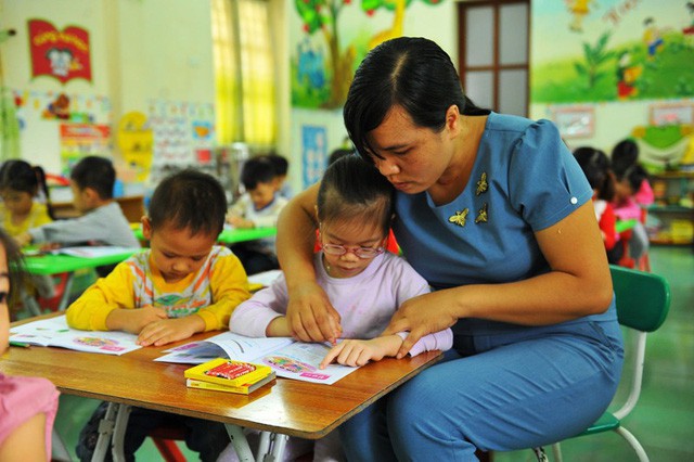 Bằng tấm lòng yêu nghề, quý trẻ, cô Nhung vượt qua mọi khó khăn, gắng đạt được những thành tích tốt nhất trong nghề giáo.