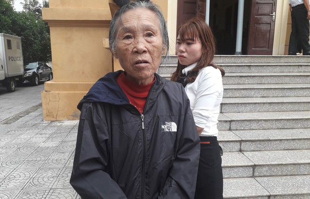 
Bà Nguyễn Thị Hiếu (mẹ bị cáo) đến phiên tòa xử con trai vào sáng 31/10. Ảnh: Văn Được.
