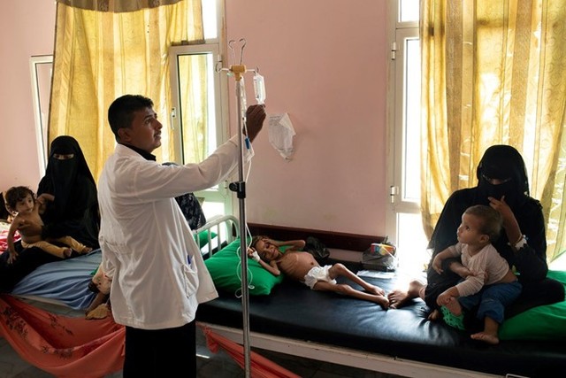 Bé Hussain được điều trị ở bệnh viện tại Yemen trước khi qua đời. Ảnh: New York Times.