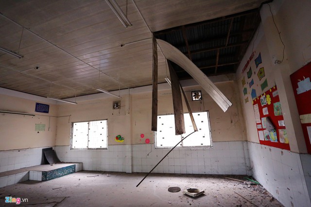 
Các phòng học từ tầng trệt đến lầu bị mất cửa ra vào. Trong phòng ngập bụi, rác thải. Trần nhà một số phòng sập xuống do lâu ngày không sử dụng và bảo dưỡng.
