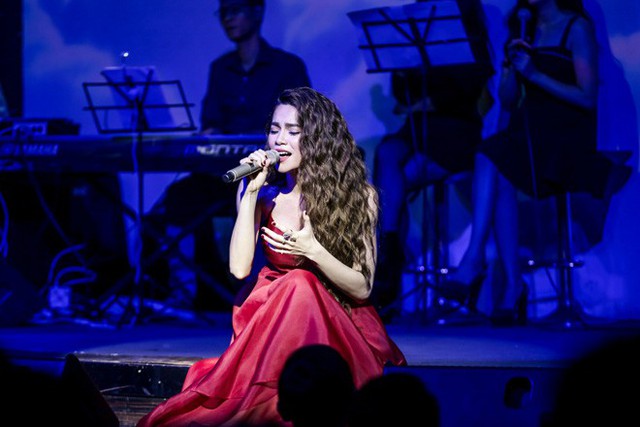 Trong đêm nhạc vừa qua, Hà Hồ đã trình diễn gần 20 ca khúc ballad quen thuộc, từng được nhiều khán giả yêu mến như Gửi người yêu cũ, Cả một trời thương nhớ, Tội lỗi, Xoá ký ức,.. Ca khúc mới “Giá như mình đã bao dung” cũng lần đầu tiên được cô biểu diễn trên sân khấu và nhận nhiều sự cổ vũ từ khán giả.