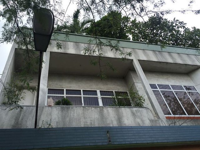 Ngôi nhà 2 tầng nằm trên đường Cách mạng Tháng 8, quận Tân Bình. Cả ngôi nhà và vườn cây trên sân thượng đã hình thành suốt 20 năm qua, không gây thấm dột gì.