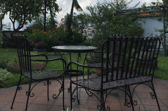 Trong vườn luôn kê sẵn bộ bàn ghế để gia đình uống cà phê mỗi sáng sớm hay ngồi thư giãn cuối chiều.