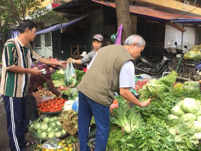 
Các loại rau được bày bán đều không có nguồn gốc rõ ràng.
