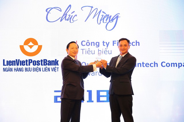 Ông Dương Công Toàn (phải) – Thành viên HĐQT LienVietPostBank đại diện nhận cúp của Ban tổ chức Giải thưởng Ngân hàng Việt Nam tiêu biểu 2018.