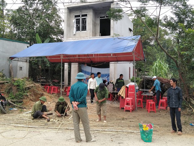 Chiều ngày 30/11 người thân, hàng xóm tiến hành lo hậu sự cho hai vợ chồng anh Tr. và chị D.