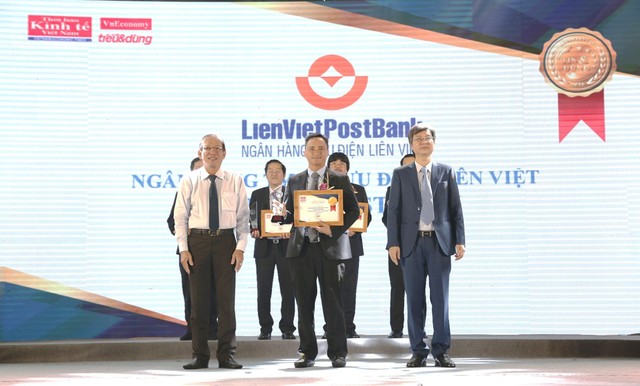 Ông Dương Công Toàn – Thành viên HĐQT LienVietPostBank đại diện nhận cúp của Ban tổ chức Chương trình Tin & Dùng Việt Nam 2018