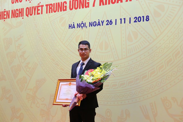 Đại diện tập đoàn TH nhận bằng khen của Thủ tướng Chính phủ cho những thành tích xuất sắc trong sản xuất nông nghiệp, đi đầu trong ứng dụng công nghệ cao làm thay đổi diện mạo nông nghiệp Việt Nam.