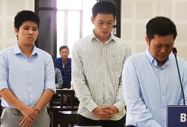 
Thư, Nhơn, Lụa (từ trái sang) tại phiên tòa. Ảnh: G.H.
