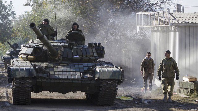 Tổng thống Ukraine n&oacute;i xe tăng Nga tập trung rầm rộ ở bi&ecirc;n giới Ukraine.