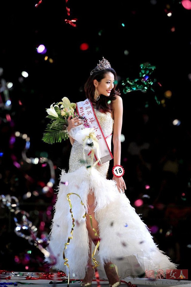 La Tử L&acirc;m đăng quang Hoa hậu Ho&agrave;n vũ Trung Quốc 2011.