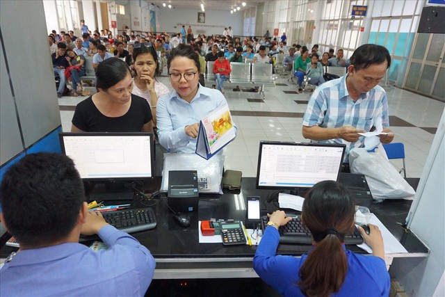 
Hành khách mua vé tàu Tết 2019 ở ga Sài Gòn. Ảnh: M.Q

