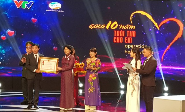 
Phó Chủ tịch nước Đặng Thị Ngọc Thịnh trao Huân chương Lao động hạng Ba cho Quỹ Tấm lòng Việt (Đài Truyền hình Việt Nam)
