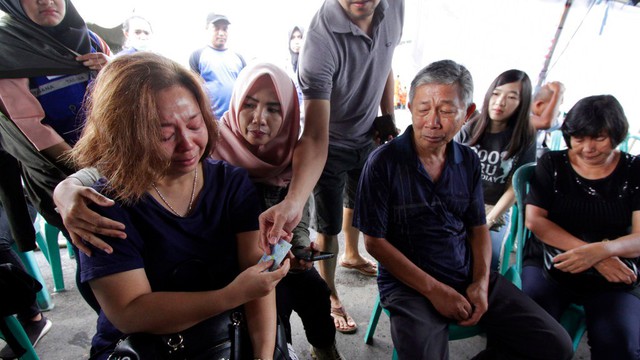 Gia đình nạn nhân chuyến bay JT610 ngồi chờ bên ngoài bệnh viện quân đội ở Pangkal Pinang hôm 30/10. 